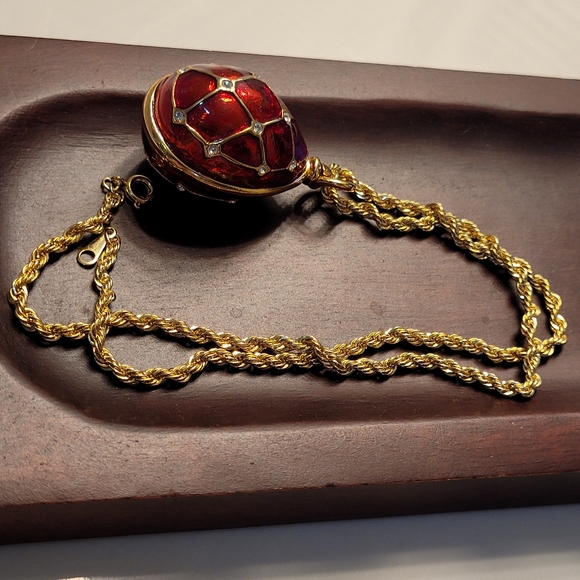 Egg Pendant Red & Gold Enameled Trellis  With Crystals On Gold-tone Rope Chain - Picture 14 of 16